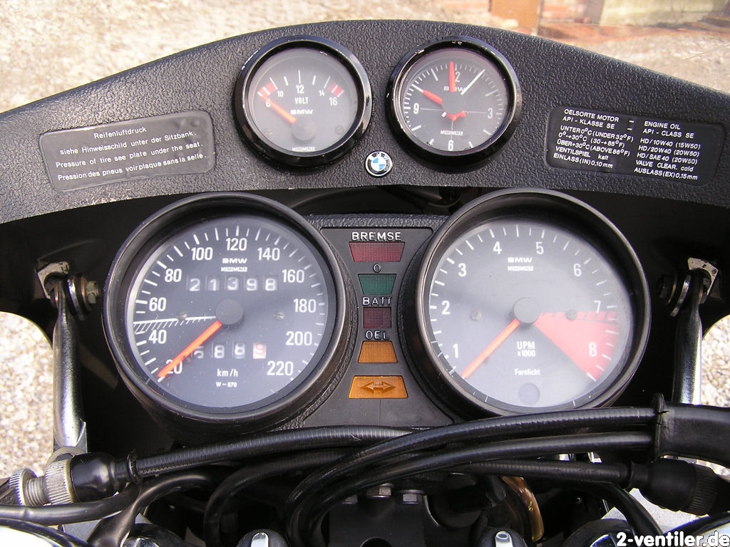 R90S_Cockpit