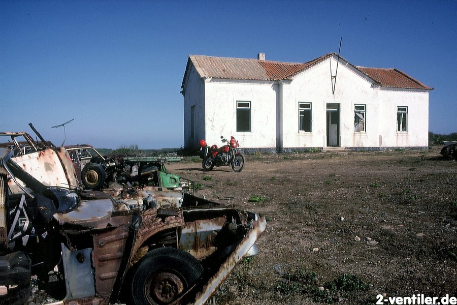 ehemaliges Zollhaus auf den Klippen Nähe Sagres/Portugal, heute Künstlerhaus .............. (ohne Schrottplatz)